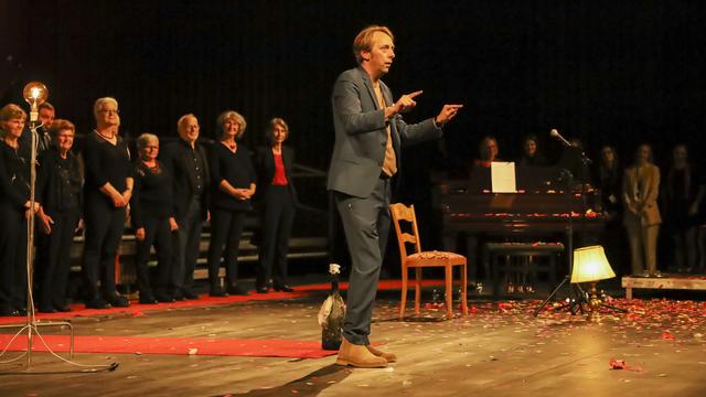 Robert Sandoz, directeur du Theare du Jura parle lors de l'inauguration du Théâtre du Jura le vendredi 8 octobre 2021 à Delémont. [Keystone - Noemi Cinelli]