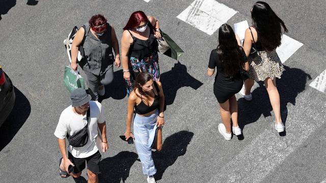 La plupart des touristes qui arrivent à Barcelone ne portent pas de masque, ce qui préoccupe les autorités à cause de la propagation du variant Delta. Espagne, le 2 juillet 2021. [NurPhoto via AFP - Joan Valls / Urbanandsport]