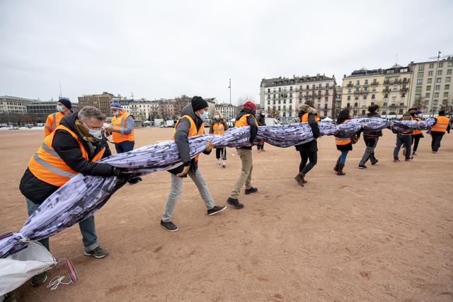 Equivalent à un immeuble de dix étages, le drapeau a été déployé par une dizaine de bénévoles. [KEYSTONE - MARTIAL TREZZINI]