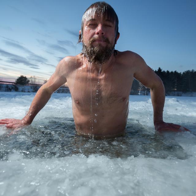 Les bienfaits de la baignade en eau froide. [depositphotos - mihtiander]