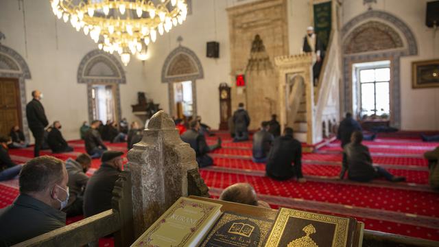 Un prêche dans une mosquée de Pristina au Kosovo (image prétexte). [Keystone/AP Photo - Visar Kryeziu]