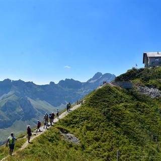 Un groupe de personne en randonnée en Appenzell en décembre 2020. [Unspolash - Jesper Brouwers]