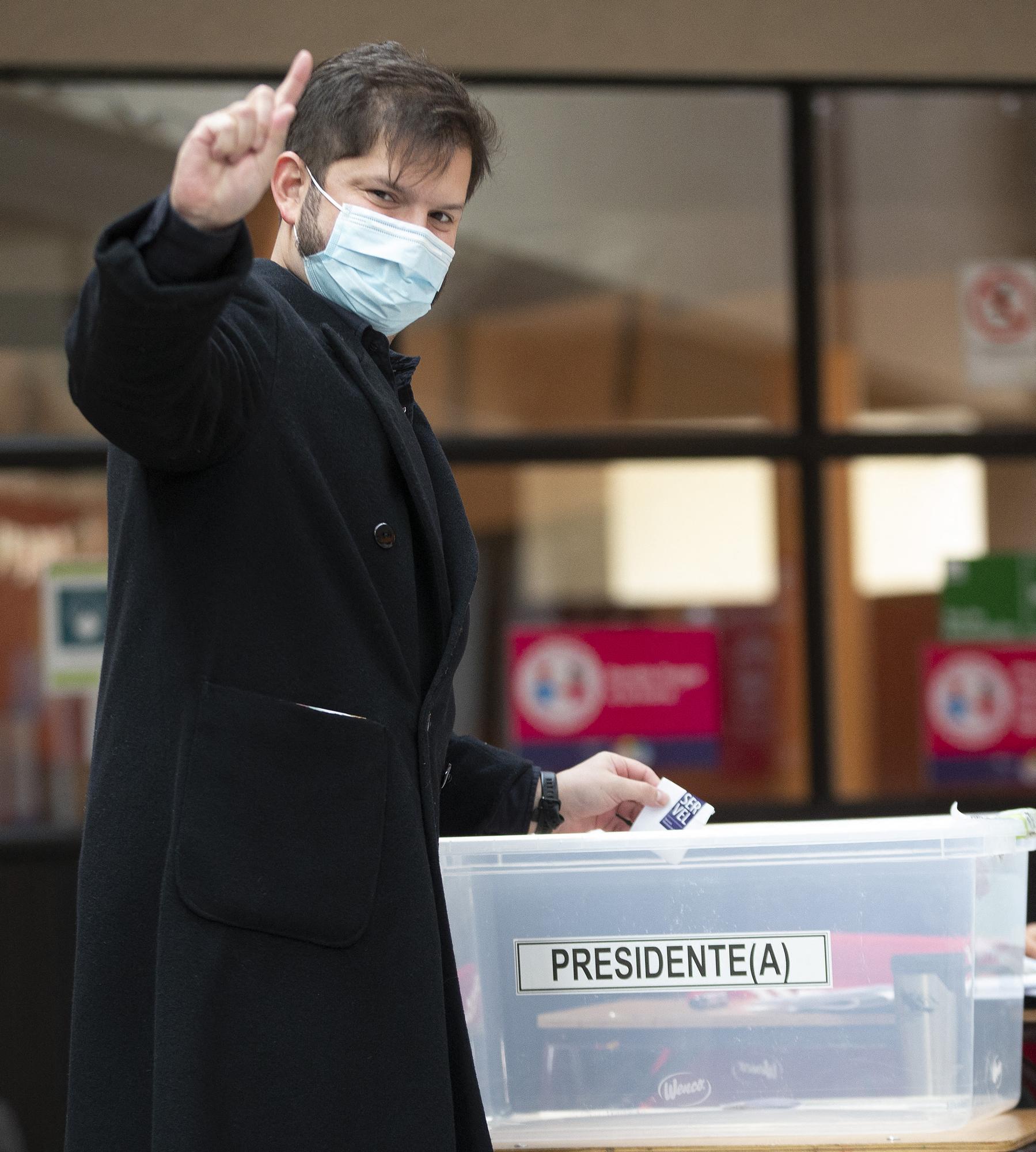 Le candidat Gabriel Boric, du parti Apruebo Dignidad, vote lors des élections présidentielles, à Punta Arenas, dans le sud du Chili, le 21 novembre 2021. [AFP - Claudio Reyes]
