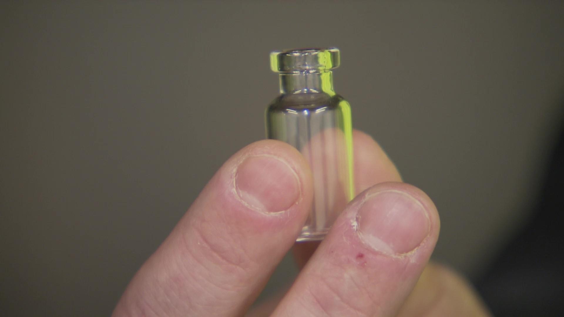 Medistri stérilise des millions de fioles en verre, qui contiendront des vaccins contre le Covid. [RTS]