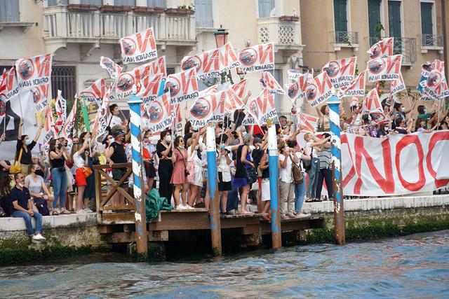 Foule sur les quais de Venise contre les immenses bateaux de croisière, le 5 juin 2021. [EPA/Keystone - Andrea Merola]