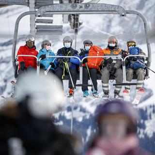 Des skieurs dans la station de ski vaudoise de Villars-sur-Ollon, le 19 décembre 2020. [Keystone - Valentin Flauraud]