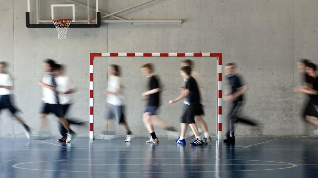 Vaud n'offre pas aux gymnasiens le nombre d'heures de sport prévu par la loi. [Keystone - Martin Rütschi]