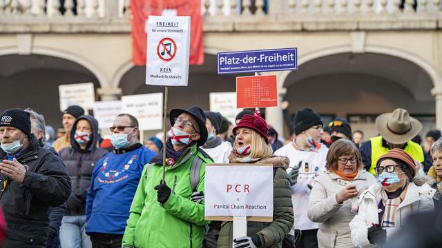 Des manifestants contre les normes anti-Covid à Schwyz en janvier 2021. [Keystone - Urs Flueeler]