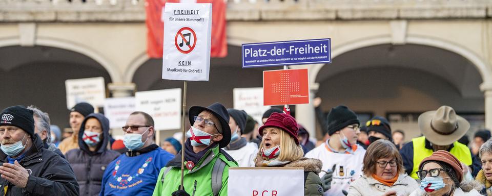 Des manifestants contre les normes anti-Covid à Schwyz en janvier 2021. [Keystone - Urs Flueeler]