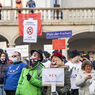 Des manifestants contre les normes anti-Covid à Schwyz en janvier 2021. [Keystone - Urs Flueeler]