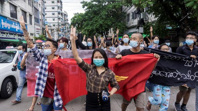 Des manifestations ont eu lieu lundi contre la junte militaire en Birmanie, comme ici à Yangon. [STR / AFP]