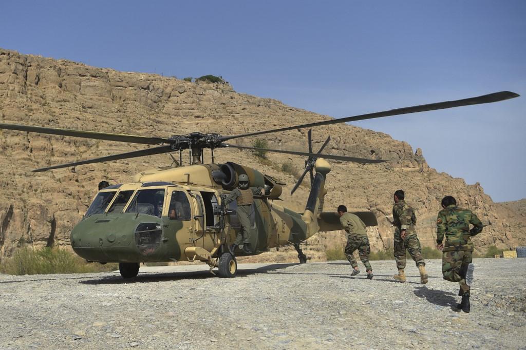 Un hélicoptère Black Hawk de l'Air force afghane. Province d'Helmand, le 25 mars 2021. [AFP - Wakil Kohsar]