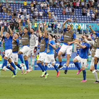 Les joueurs italiens fêtant leur victoire face au Pays de Galles. [Alessandra Tarantino]