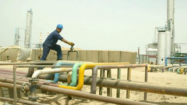 Une raffinerie de pétrole au sud de Bagdad, en Irak. [EPA/Keystone - HUSSEIN AL-MOUSAWI]