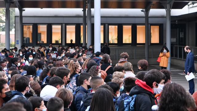 Les établissements scolaires français rendent hommage à Samuel Paty. [AFP - PHILIPPE DESMAZES]