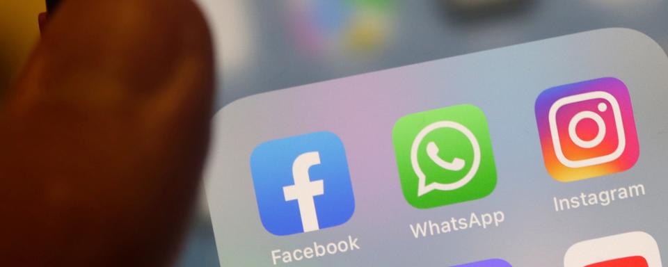 Facebook, Messenger, Instagram et WhatsApp ont subi lundi une panne majeure. [Keystone - Andrej Cukic]