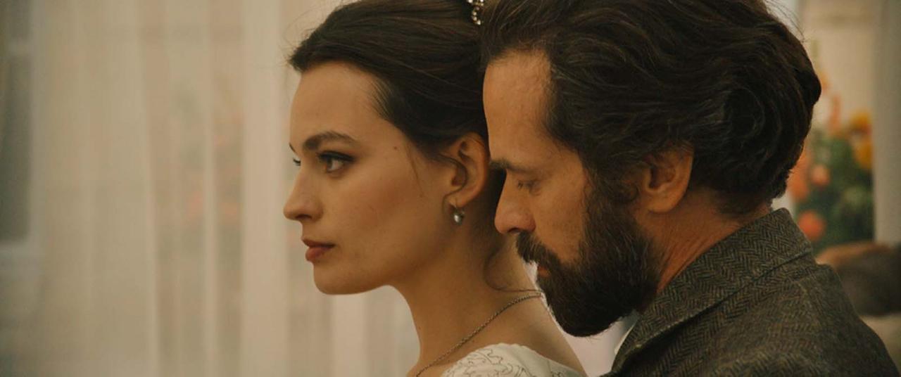 Emma Mackey et Romain Duris dans "Eiffel". [Copyright Antonin Menichetti]