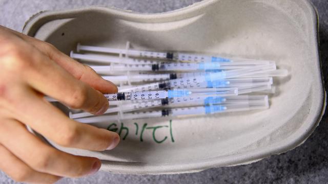 Des seringues contenant le vaccin contre le Covid-10 de la firme Moderna. [Keystone - Laurent Gillieron]