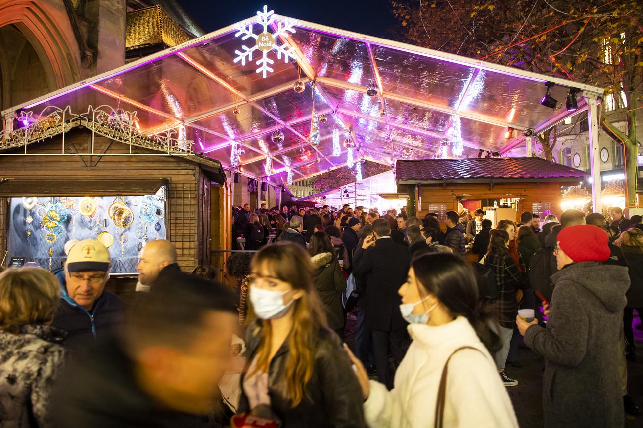 La foule entre les chalets la place St-François à Lausanne, à l'ouverture du marché Bô Noël. [Keystone - Jean-Christophe Bott]