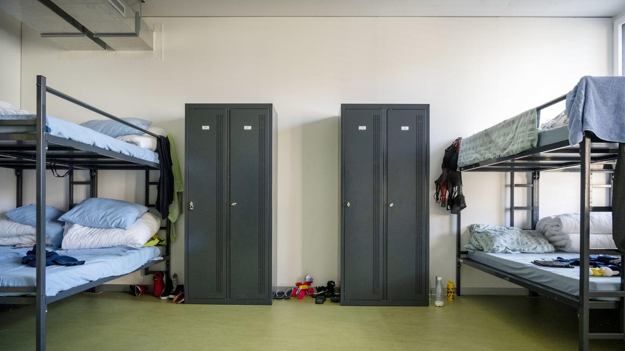 Des lits superposés dans le centre fédéral de renvois de requérants d'asile de la commune zurichoise d'Embrach. [KEYSTONE - Christian Beutler]