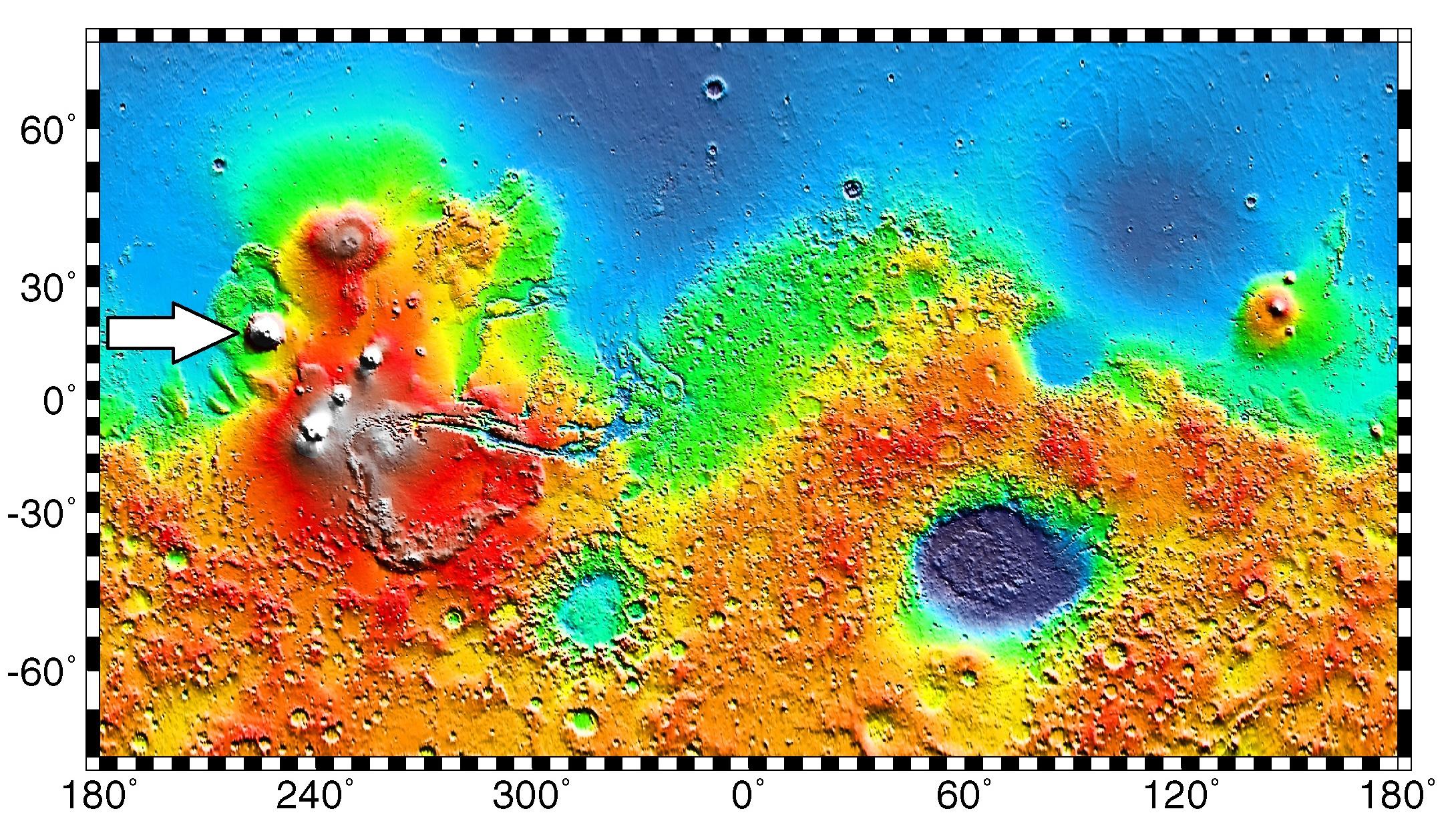 Olympus Mons ("mont Olympe", flèche blanche), le plus haut volcan de Mars. [Domaine public - NASA]