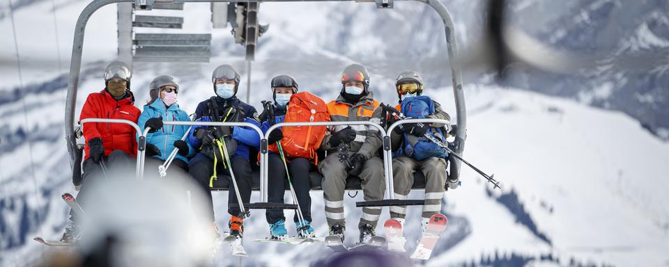 Le canton a dû se résoudre lundi à fermer les restaurants et autres bars présents sur les pistes de ski. [Keystone - Valentin Flauraud]