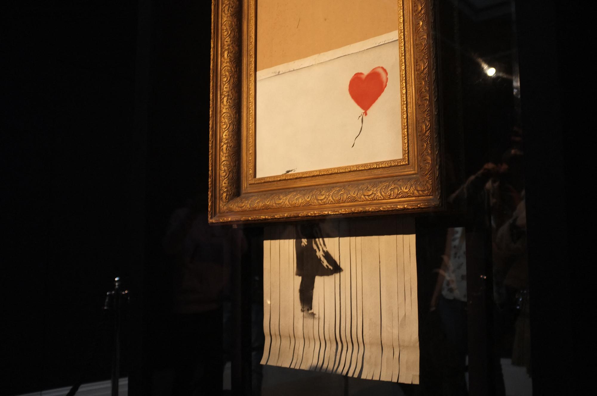 La toile "L'amour est dans la poubelle" de Banksy, qui s'est autodétruite lors d'une vente aux enchères de Sotheby's en 2018. [AFP - Alberto Pezzali / NurPhoto]