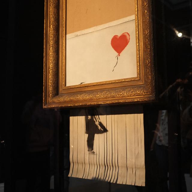 La toile "L'amour est dans la poubelle" de Banksy, qui s'est autodétruite lors d'une vente aux enchères de Sotheby's en 2018. [AFP - Alberto Pezzali / NurPhoto]