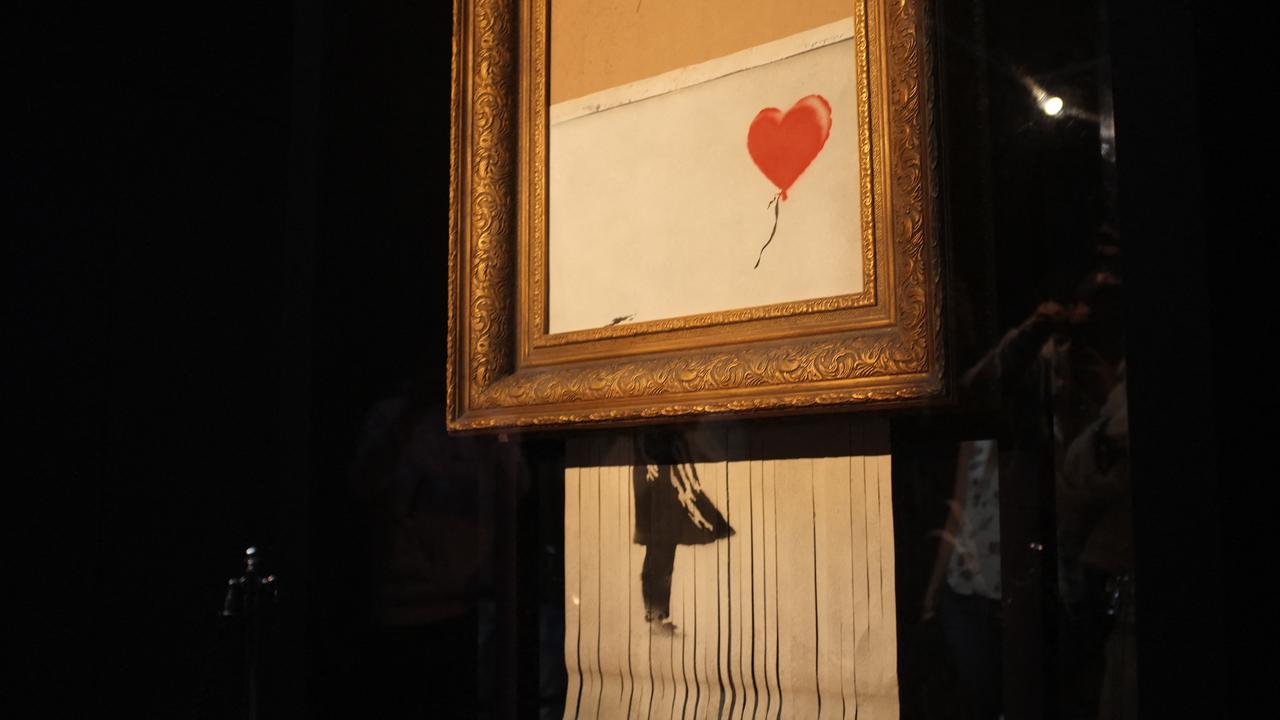 La toile "L'amour est dans la poubelle" de Banksy, qui s'est autodétruite lors d'une vente aux enchères de Sotheby's en 2018. [AFP - Alberto Pezzali / NurPhoto]