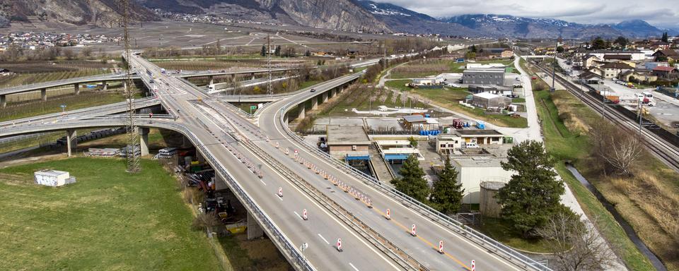 Le viaduc routier de Riddes est aussi rouvert au trafic des poids lourds après sa rénovation. [KEYSTONE - Laurent Gillieron]