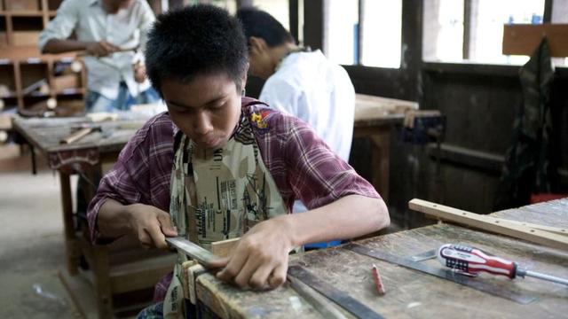 Etudiants d'un centre spécialisé dans la formation professionnelle à Rangoun. [Swissinfo]