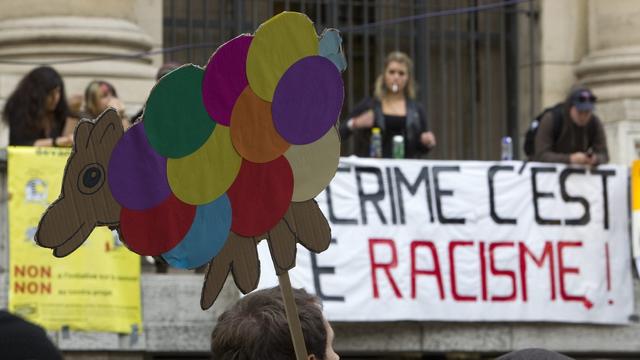 Un rassemblement contre l'initiative et le contre-projet sur le renvoi des personnes étrangères, samedi 6 novembre 2010, à Genève. [Keystone - Salvatore Di Nolfi]