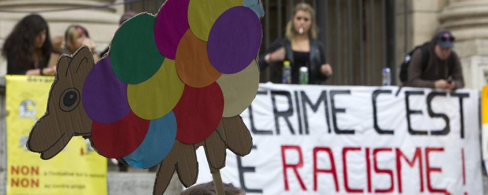 Un rassemblement contre l'initiative et le contre-projet sur le renvoi des personnes étrangères, samedi 6 novembre 2010, à Genève. [Keystone - Salvatore Di Nolfi]