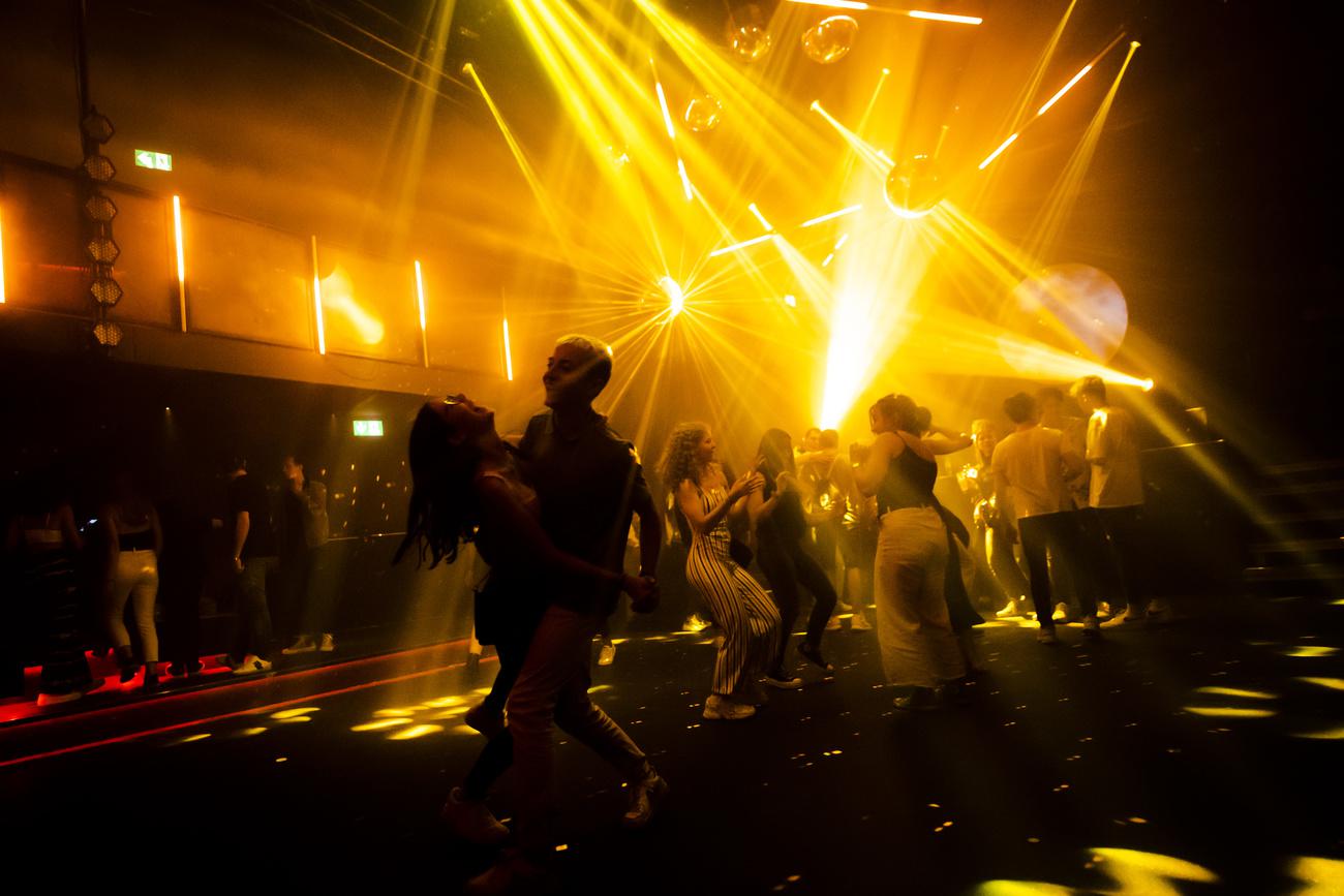 Des jeunes font la fête sur la piste de danse dans la discothèque le D! Club lors de la crise du Coronavirus (Covid-19) le jeudi 2 juillet 2020 à Lausanne. [KEYSTONE - Jean-Christophe Bott]
