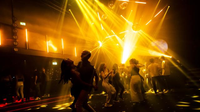 Des jeunes font la fête sur la piste de danse dans la discothèque le D! Club lors de la crise du Coronavirus (Covid-19) le jeudi 2 juillet 2020 à Lausanne. [KEYSTONE - Jean-Christophe Bott]