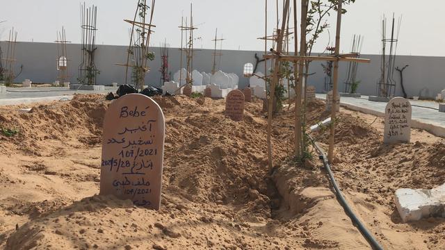 L'artiste algérien Rachid Koraïchi a conçu le "Jardin d’Afrique" pour accueillir avec dignité les dépouilles des naufragés. [RTS - MAURINE MERCIER]