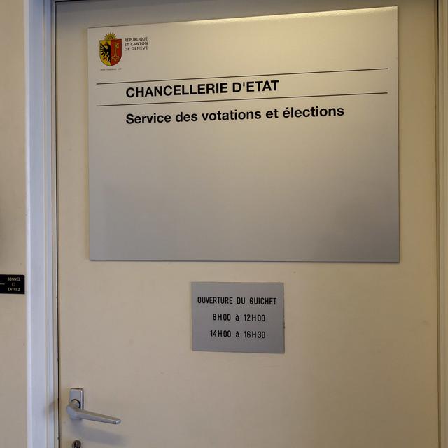 Porte d'entrée du Service des votation et élections de la chancellerie de l'Etat de Genève. [KEYSTONE - Salvatore Di Nolfi]