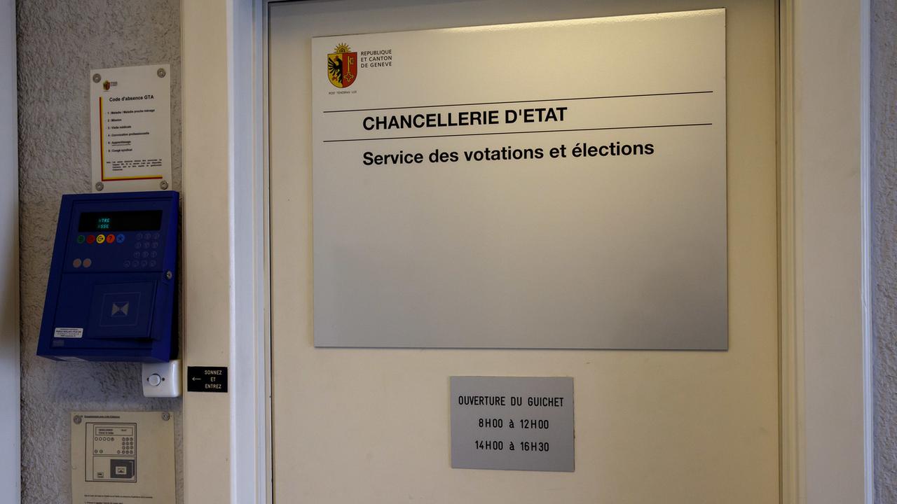 Porte d'entrée du Service des votation et élections de la chancellerie de l'Etat de Genève. [KEYSTONE - Salvatore Di Nolfi]