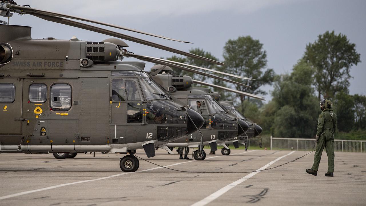Les trois hélicoptères Super Pumas de l'armée qui ont lutté contre les feux en Grèce [Keystone - Urs Flueeler]