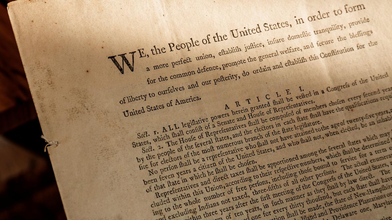 Ce rarissime exemplaire original de la Constitution américaine de 1787 a été vendu aux enchères pour 43 millions de dollars (40 millions de francs), à New York, jeudi 18 novembre 2021. [Reuters - Ardon Bar-Hama/Sotheby's]