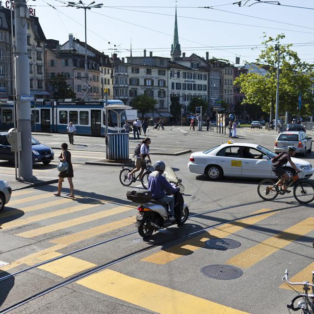 Voitures, transports publics, scooters, vélos et piétons: comment cohabiter en ville? [Keystone - Gaetan Bally]