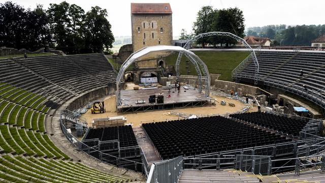 Montage de la scène couverte de l'opéra d'Avenches dans les arènes romaines, le 14 juin 2018. [Keystone - Jean-Christophe Bott]