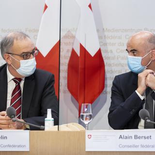 Guy Parmelin et Alain Berset lors de la Conférence de presse du 13 janvier. [Keystone - Peter Klaunzer]