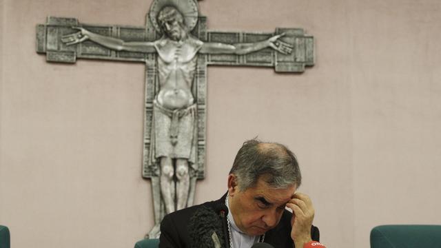 Le cardinal Angelo Becciu lors d'une conférence de presse à Rome le 25.09.2020. [AP/Keystone - Gregorio Borgia]