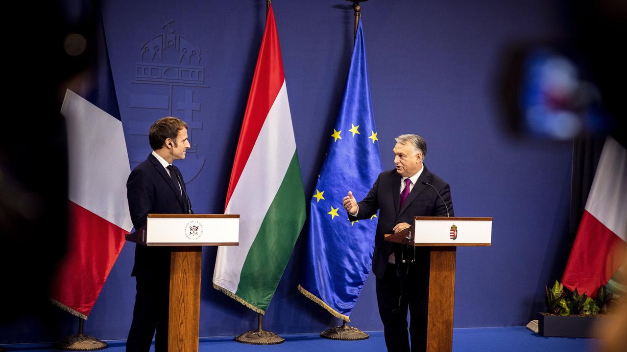 Chef de file de camps opposés dans l'UE, l'europhile Emmanuel Macron et le nationaliste Viktor Orban ont pourtant affiché leur bonne entente lundi à Budapest, se reconnaissant l'un l'autre, avec les mêmes termes, comme "adversaires politiques, mais partenaires européens". [KEYSTONE - ZOLTAN FISCHER]