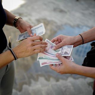 Deux personnes vérifient des billets de pesos cubains devant un bureau de change de La Havane. Cuba, le 15 décembre 2020. [AFP - Adalberto Roque]