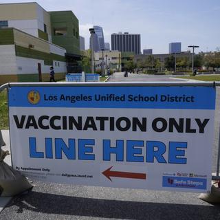 Les Etats-Unis ouvrent désormais la vaccination à tous les adultes. [AP/Keystone - Damian Dovarganes]