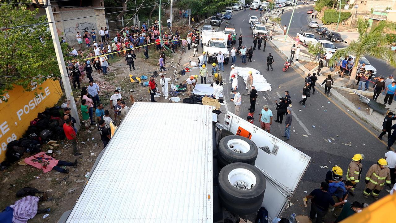 Les migrants étaient entassés dans la remorque d'un camion. Le poids-lourd s'est écrasé contre un mur à toute vitesse et s'est renversé près de Tuxtla Gutierrez, capitale de l'Etat du Chiapas (sud). [Keystone - EPA/Carlos Lopez]