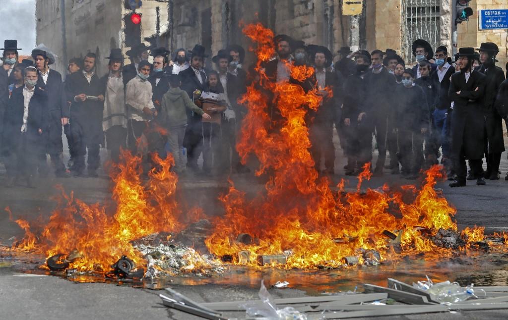 Dans le quartier orthodoxe de Mea Sharim, des manifestants ont incendié des poubelles. Jérusalem, le 26 janvier 2021. [AFP - Ahmad Gharabli]