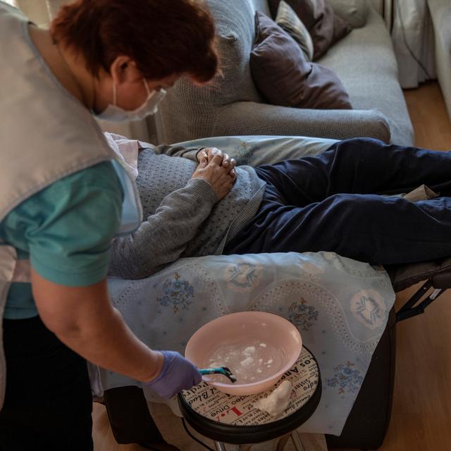 Soin et aide à domicile pour les personnes âgées pendant la pandémie de coronavirus (Covid-19). Une photo prise à Sabadell (Barcelone). [AFP - Xavier Bonilla / NurPhoto]